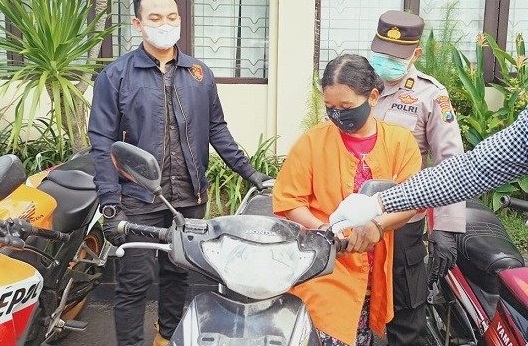 Sri Mulyani ditangkap polisi usai mencuri motor di sawah (Foto / Metro TV)