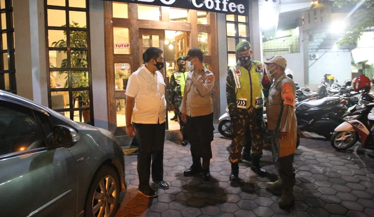 Petugas membubarkan live musik di salah satu kafe di Jombang lantaran melanggar prokes (Foto / Metro TV)