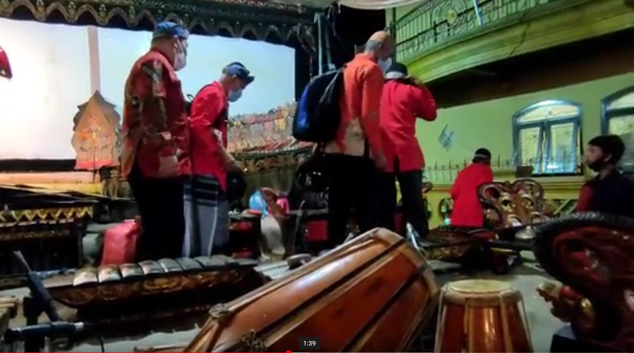 Sejumlah kru wayang kulit mengemasi peralatan setelah dibubarkan Satgas Covid-19. (metrotv)