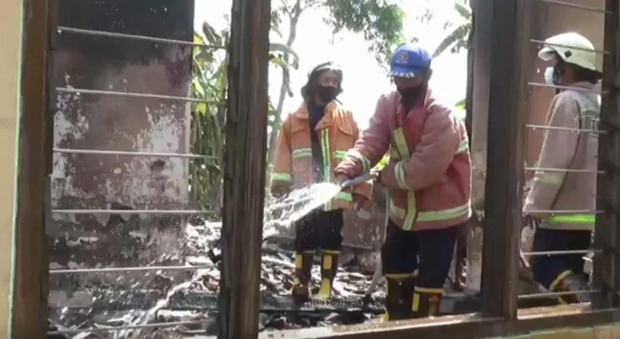 Petugas pemadam kebakaran melakukan pembasahan. (metrotv)