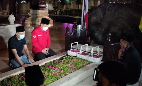  Wabup Blitar Rahmat Santoso menemani Wali Kota Surabaya Eri Cahyadi berziarah ke Makam Bung Karno. (hum) 