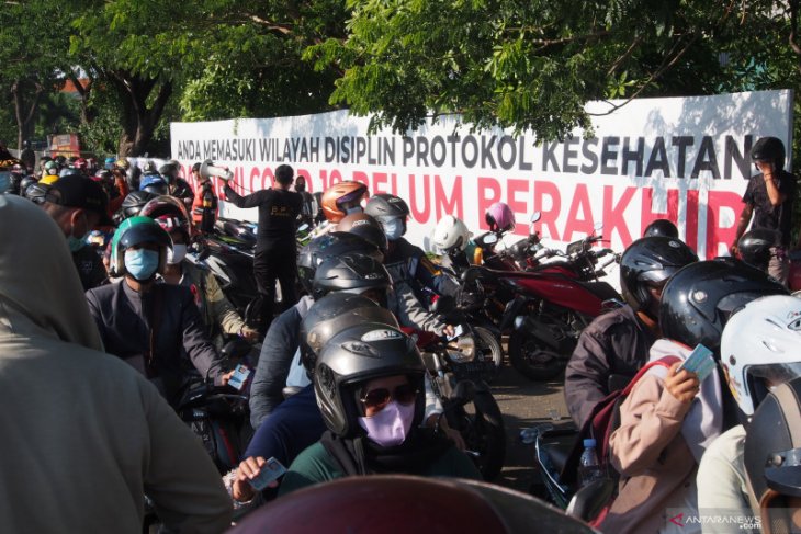 Kemacetan panjang terjadi di Jembatan Suramadu akibat tes swab antingen massal yang digelar Pemkot Surabaya. (antara)