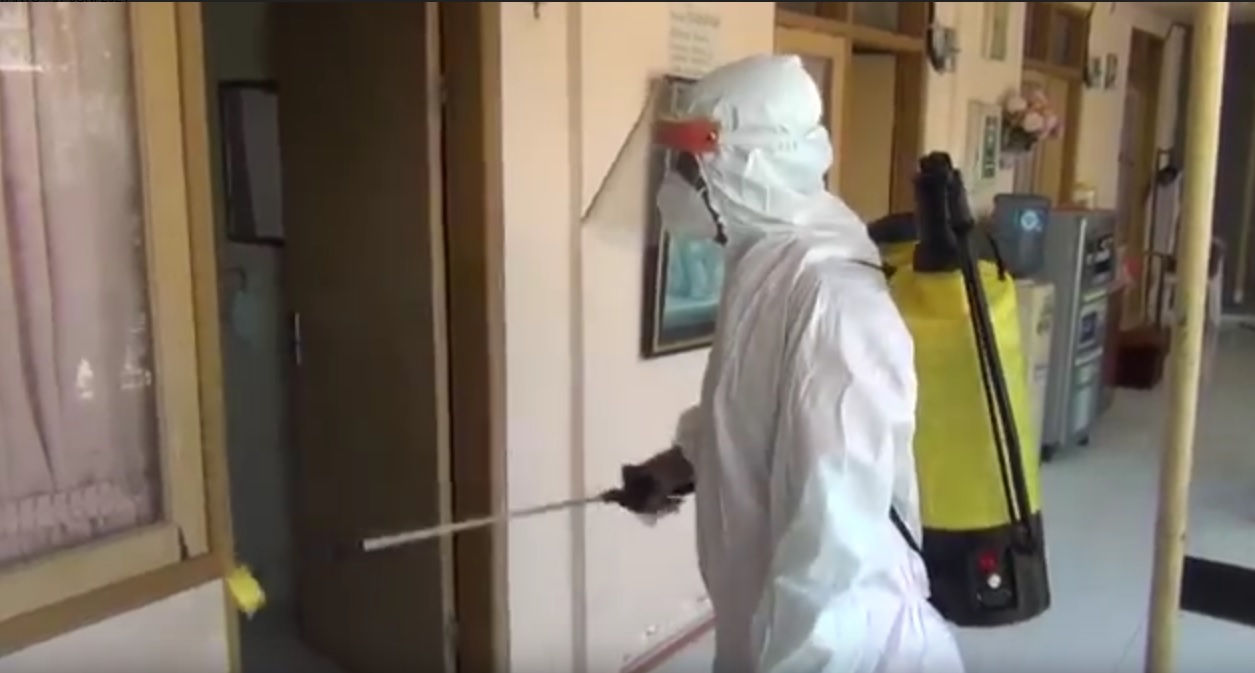 Satgas Covid-19 Sumenep menyemprot disinfektan ke sejumlah rumah kos yang terpapar covid-19 (Foto / Metro TV)