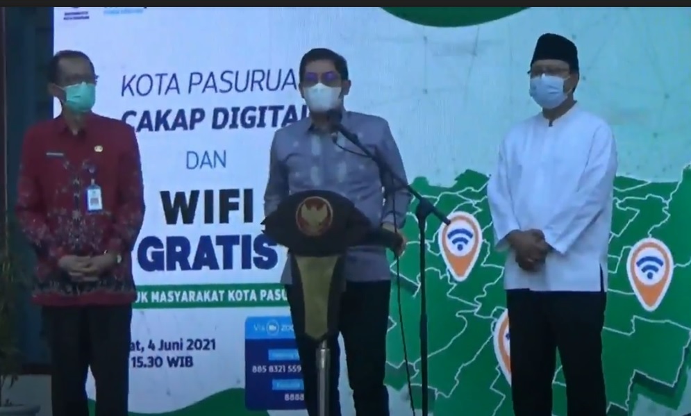 Wali Kota Pasuruan, Saifullah Yusuf (kanan) saat meluncurkan program wifi gratis. (metrotv)