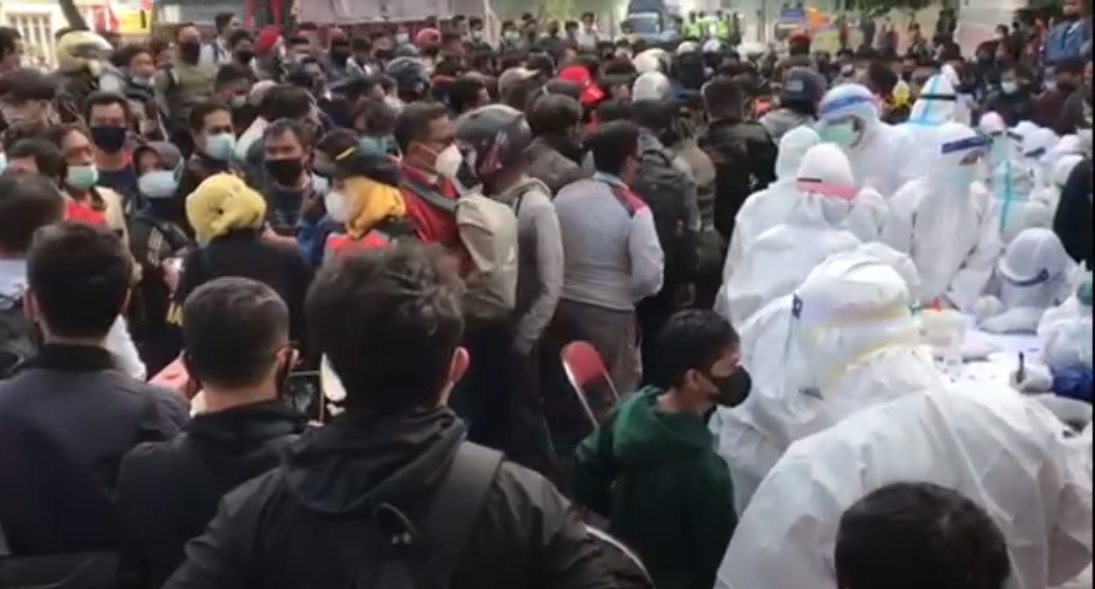 Antrin panjang terjadi saat penyekatan hari pertama di pintu keluar Jembatan Suramadu arah Surabaya. (metrotv)