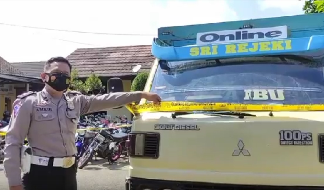 Ugal-ugalan, Truk Angkut Jerami Bergoyang Dangdut di Pacitan