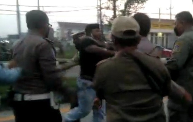 Ngeyel! Tolak Swab, Pria Madura Tantang Petugas Penyekatan Suramadu