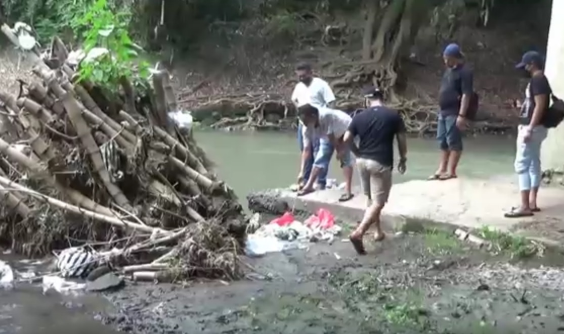 Aparat kepolisian kembali menyisir lokasi penemuan mayat dengan 18 tusukan di di bawah Jembatan Klitik, Kabupaten Ngawi. (metrotv)