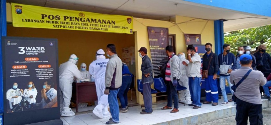 Penumpang kapal Fery dari Bangkalan menuju Surabaya menjalani tes swab antigen di Pelabuhan Kamal Bangkalan, Madura.