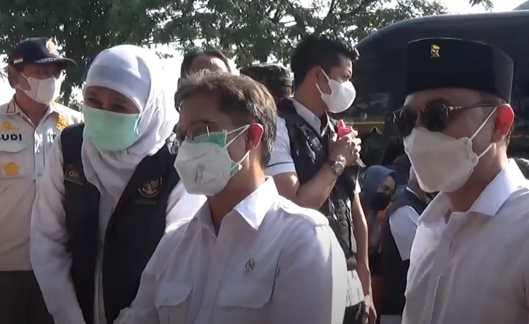 Menteri Kesehatan Budi Gunadi Sadikin bersama Gubernur Jatim Khofifah Indar Parawansa dan Wali Kota Surabaya Eri Cahyadi. (metrotv)