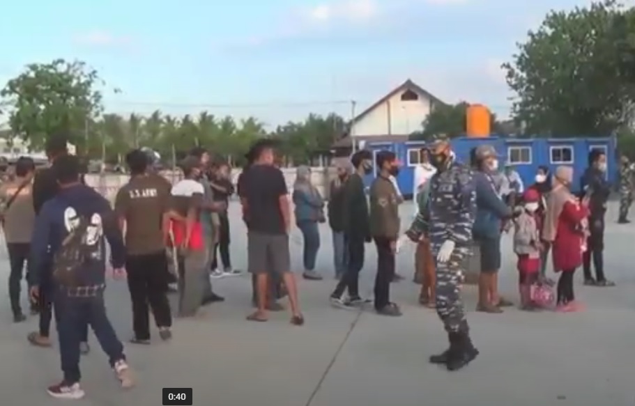 Satgas Covd-19  meminta penumpang kapal feri dari Madura yang tiba di Pelabuhan Jangkar Situbondo untuk tes swab antigen. (metrotv)