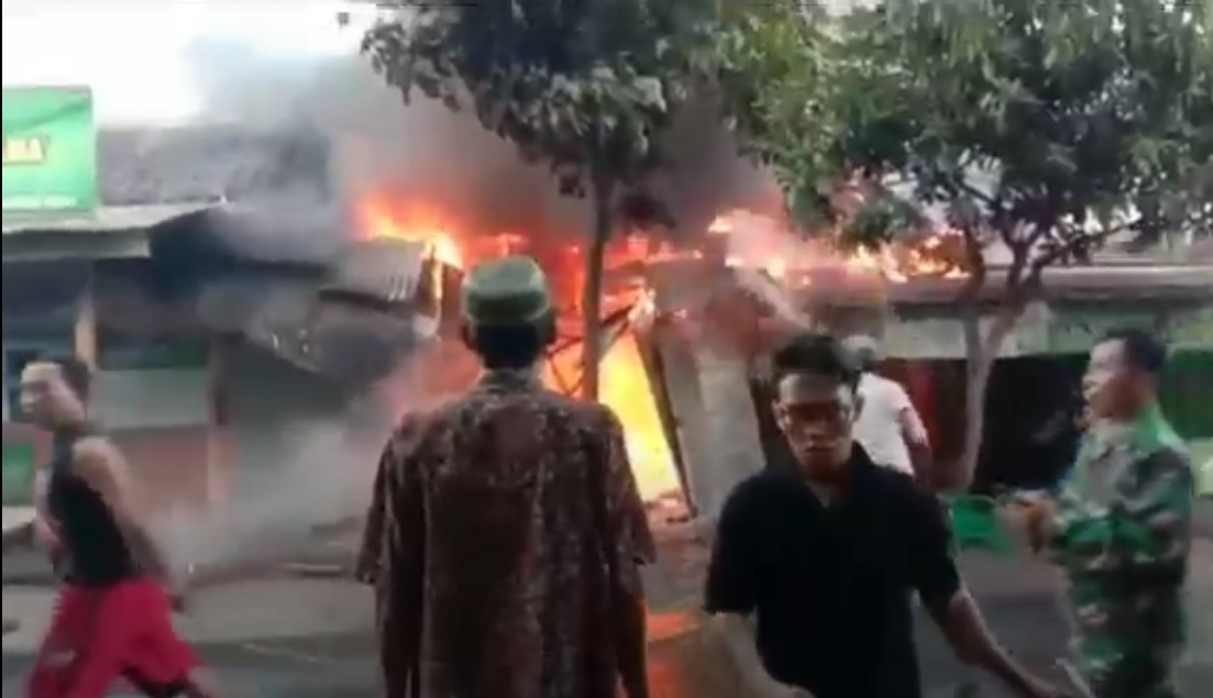 Kobaran api melalap toko sepatu di Desa Besuk Agung, Kecamatan Besuk, Kabupaten Probolinggo. (metrotv)