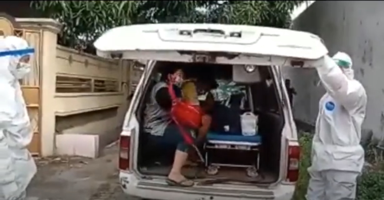 Petugas menjemput pasangan suami istri  di Jombang yang diketahui positif Covid-19 usai pulang dari Bangkalan. (metrotv)