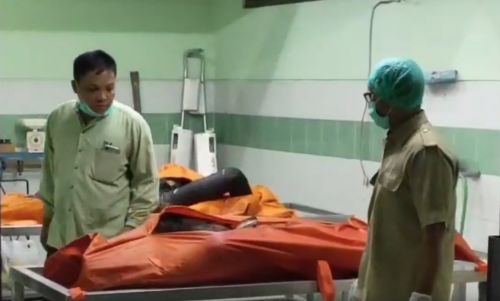 Dua jenazah korban ledakan di Pabrik PT CAS berada di Kamar Jenazah RSUD Ibnu Sina Gresik (Foto / Metro TV)