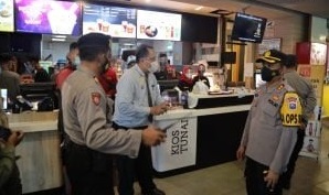 Kapolres Kediri Kota AKBP Eko Prastetyo menegur pengelola restoran cepat saji terkait acara yang digelar hingga menyebabkan kerumunan dan pelanggaran protokol kesehatan (Foto / Metro TV)