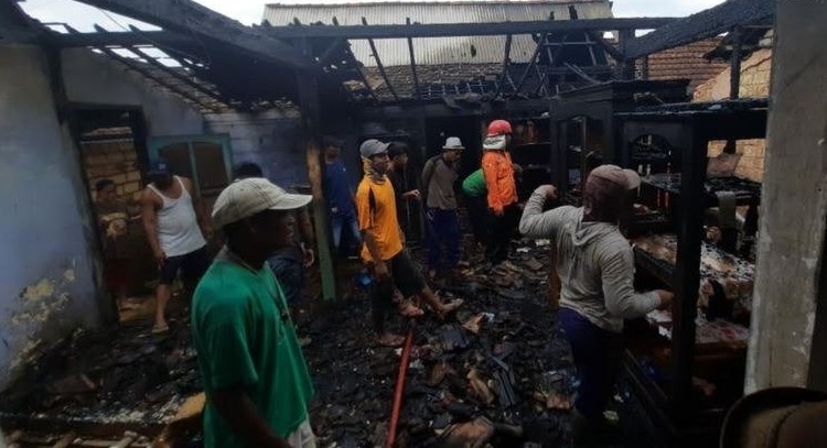 Rumah Terbakar, Uang Rp 20 Juta dalam Almari Ludes