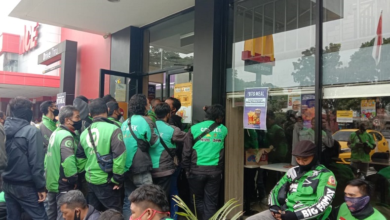 Antrean ojol nampak  di McDonald's di Jalan Sunandar Priyo Sudarmo, Kota Malang akibat adanya promo BTS (Foto / Istimewa)