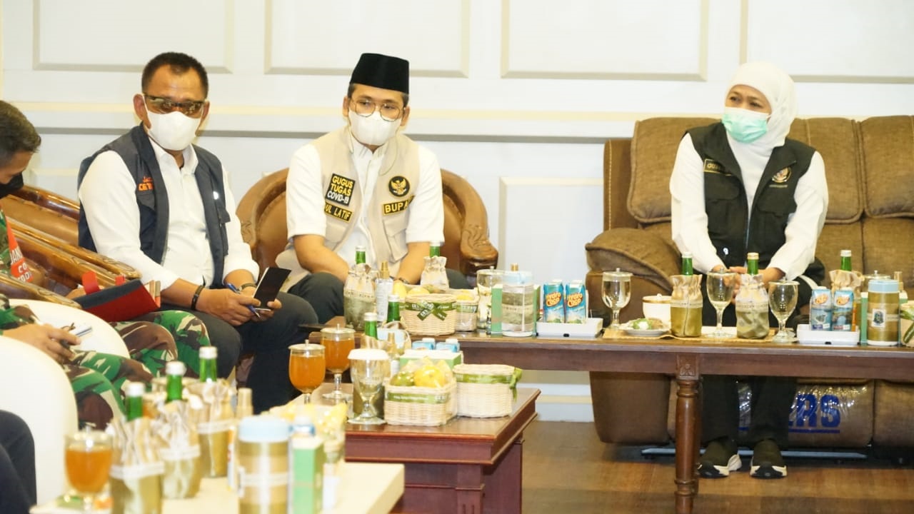 Gubernur Jawa Timur Khofifah Indar Parawansa bersama forkopimda  menggelar rapat di Pemkab Bangkalan 