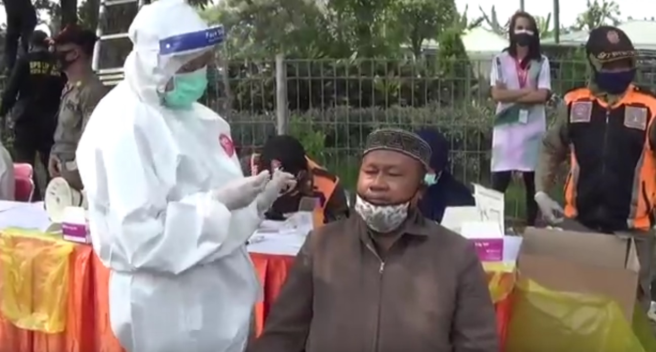 Tim medis melakukan tes swab antigen di pos penyekatan Suramadu. (metrotv)