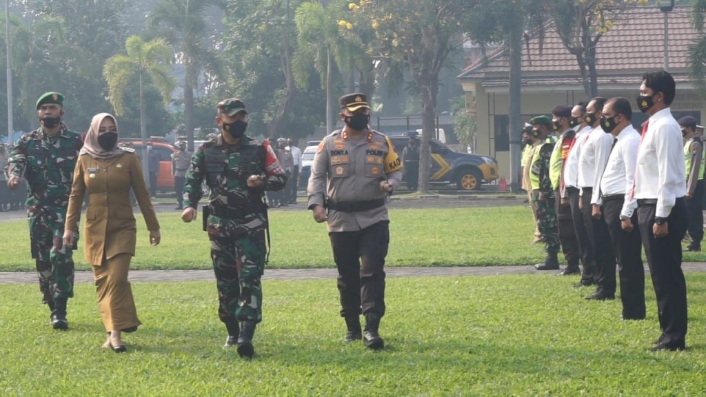 Petugas gabungan melakukan apel persiapan antisipasi covid-19. Metro TV/ Tamam Mubarok.