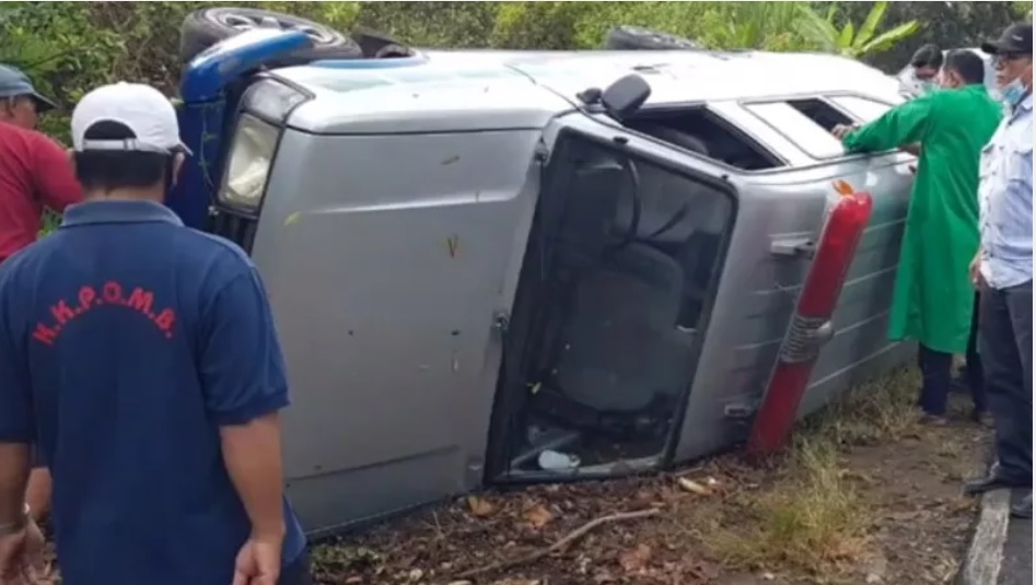 Gagal Menanjak, Ambulans Membawa 250 Dosis Vaksin Covid-19 Terguling di Blitar