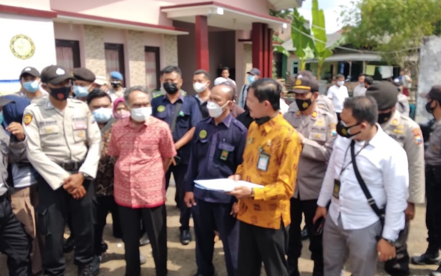 Proses eksekusi tanah yang dibangun sekolah TK di Malang (Foto / Metro TV)