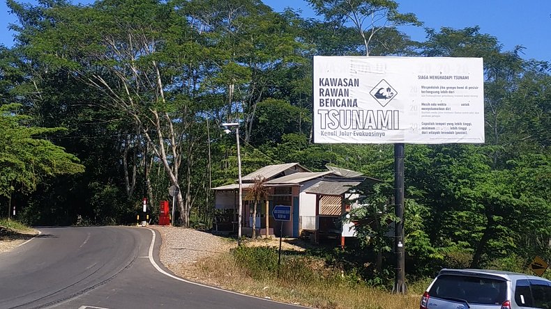 Peringatan peta rawan tsunami di pesisir selatan Kabupaten Malang (Foto / Metro TV)