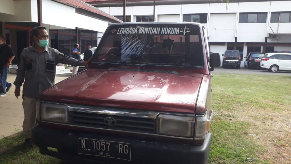 Jaksa sita mobil menyita satu unit mobil milik istri tersangka NR alias FQ dari kasus dugaan pemotongan Bantuan Operasional (BOP) Tahun 2020 untuk lembaga Pondok Pesantren (Ponpes) dan Madrasah Diniyah (Madin) se Kota Pasuruan (Foto / Metro TV)