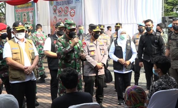 Khofifah Cek Vaksinasi ODGJ di Kediri