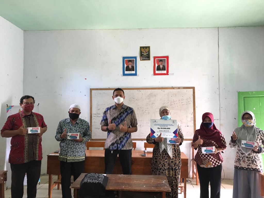 Penyerahan bantuan dari Surya Edukasi Bangsa Foundation (SEBAF) bersama Universitas Katolik Widya Mandala Surabaya (UKWMS) menyerahkan donasi Pendidikan untuk SMK AL UM, Probolinggo (Foto / Mecdom.id)