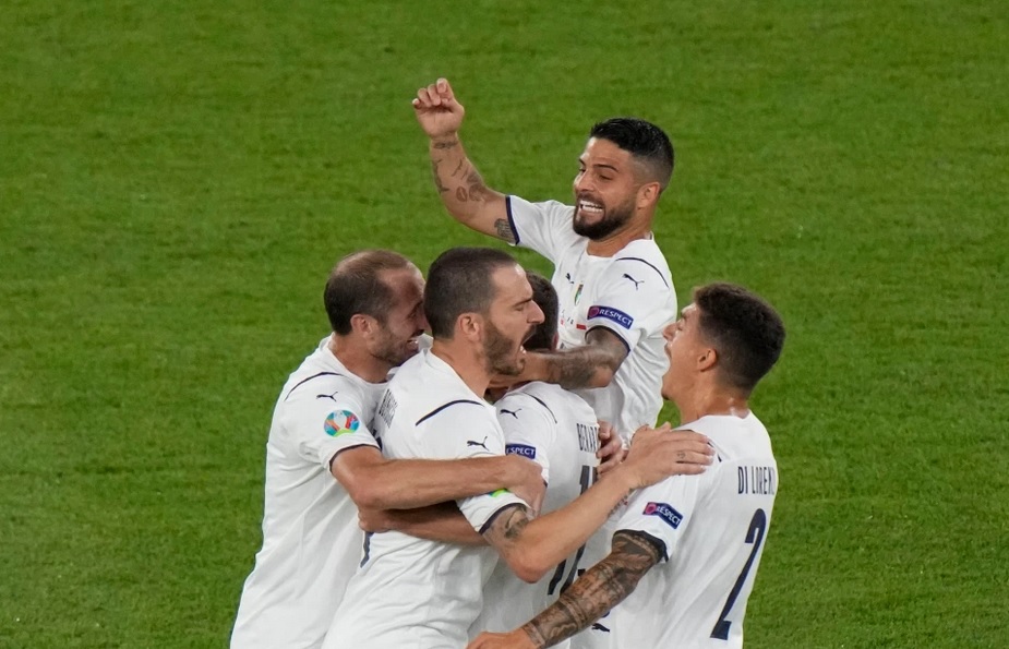 Selebrasi pemain Italia usai membobol gawang Turki. (foto/reuters)