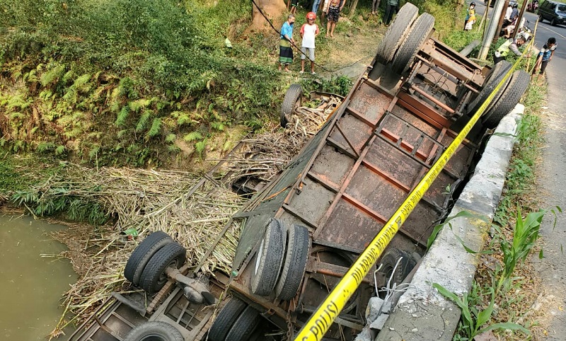Truk Tebu di Blitar Terjun Bebas ke Sungai, Pengemudi Terjepit dan Pingsan