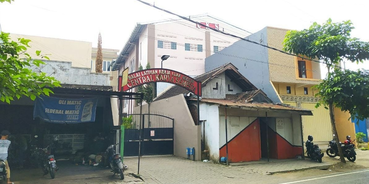 Balai Latihan Kerja (BLK) Pt Central Karya Semesta (PT CKS) di Jalan Raya Rajasa, Bumiayu, Kota Malang tidak berizin (Foto / Metro TV)