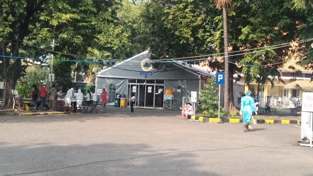 Suasana di RS Lapangan Indrapura Surabaya, Sabtu 12 Juni 2021 (Foto / Reno Reksa / Metro TV)