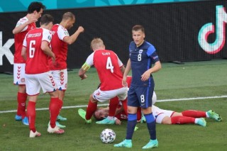 Christian Eriksen pingsan dalam laga Denmark vs Finlandia. (WOLFGANG RATTAY / POOL / AFP)