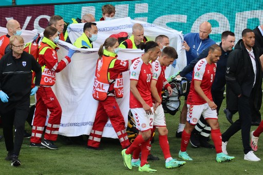 Bendera Finlandia dipakai sebagai penutup saat pemain Denmark Eriksen merenggang nyawa. 