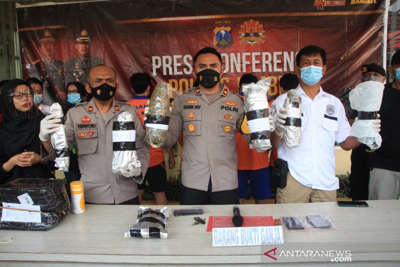 Wakapolres Jember Kompol Kadek Ary Mahardika (tengah) bersama Satresnarkoba saat menggelar konferensi pers, di Mapolres Jember, Sabtu (12/6/2021). (ANTARA/ HO - Polres Jember)