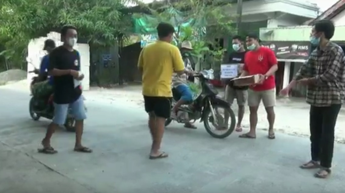 Aksi bagi-bagi masker dilakukan pemuda Desa  Sidodowo, Kecamatan Modo, Kabupaten Lamongan. (ist)