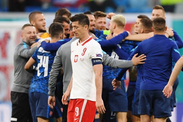 Robert Lewandowski tertunduk usai negaranya Polandia takluk 1-2 dari Slowakia-Foto: AFP/KIRILL KUDRYAVTSEV