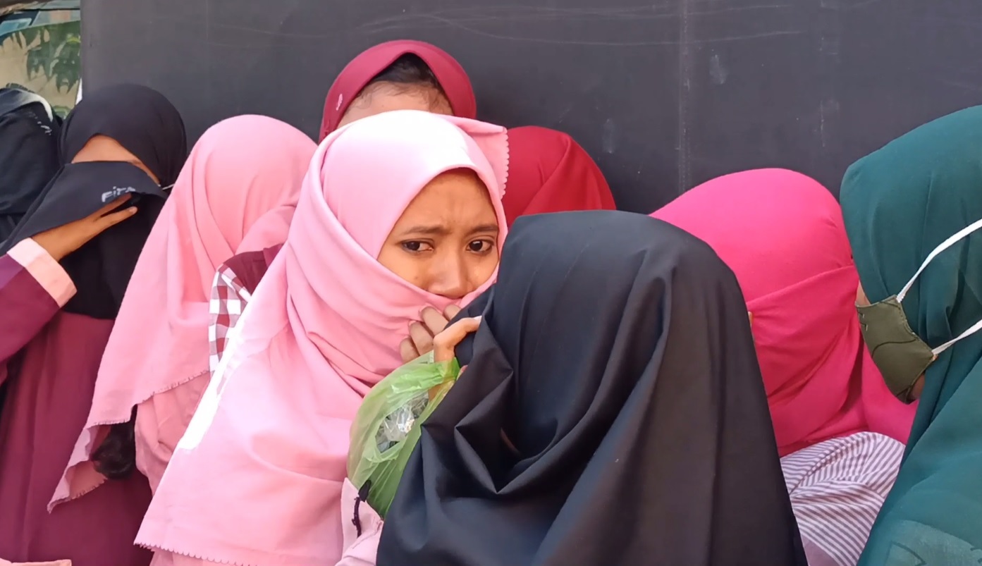 Salah satu remaja asal Pamekesan menangis saat akan menjalani swab di Probolinggo. (metrotv)
