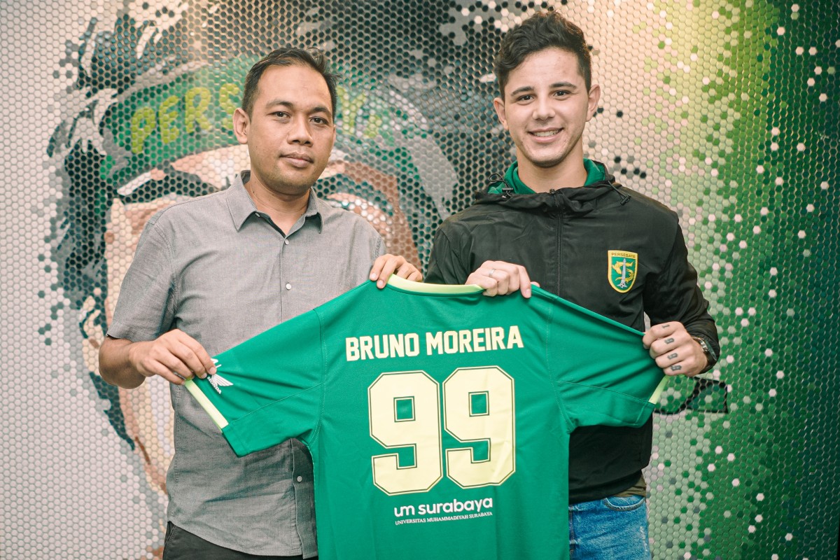 Bruno Moreira bersama manajer tim Candra Wahyudi memamerkan jersey bernomo 99 (Persebaya)