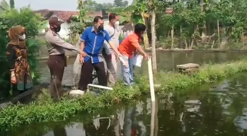 Polisi melakukan olah TKP di kolam ikan tempat Muhammadurrohman As Syakur ditemukan tewas mengambang (Foto / Metro TV)