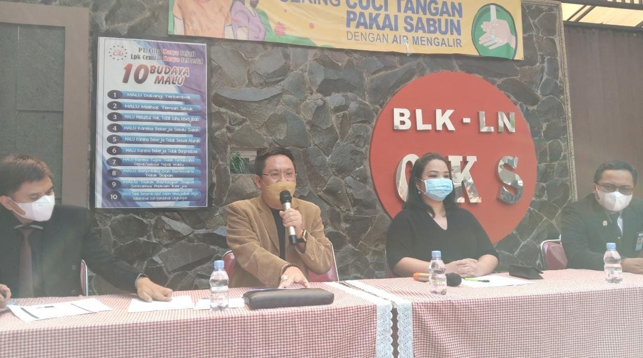 Kepala Cabang PT CKS Malang, Maria Imelda Indrawati Kusuma dan kuasa hukumnya saat memberikan klarifikasi dugaan penyiksaan TKW (Foto / Metro TV)