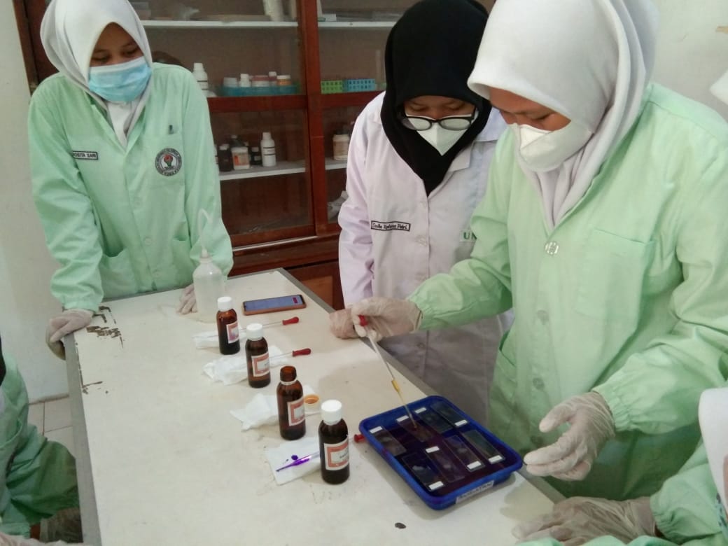 Sejumlah siswa SMK  Kesehatan Bina Husada Surabaya tengah mempraktekkan pengecetan gram yang diajarkan dosen Unusa Surabaya (Foto / Hum)