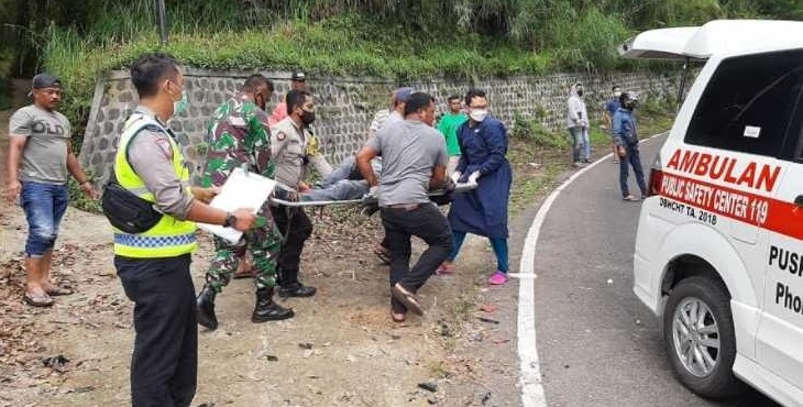 Petugas mengevakuasi salah satu korban kecelakaan di Sarangan, Magetan (Foto / Metro TV)