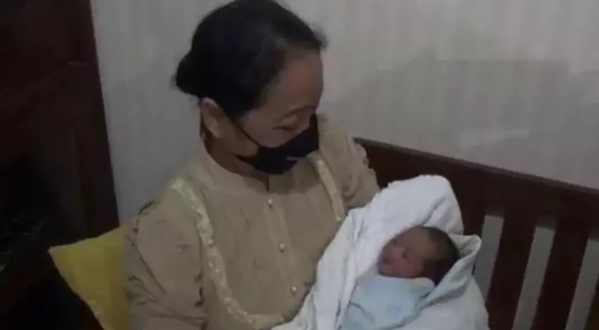 Seorang warga menyelamatkan bayi yang dibuang ibunya (Foto / Metro TV)