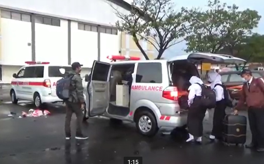 Sejumlah CPNS  di Tulungagung dijemput ambulans setelah dinyatakan positif covid-1 hasil rapid antigen. (metrotv)