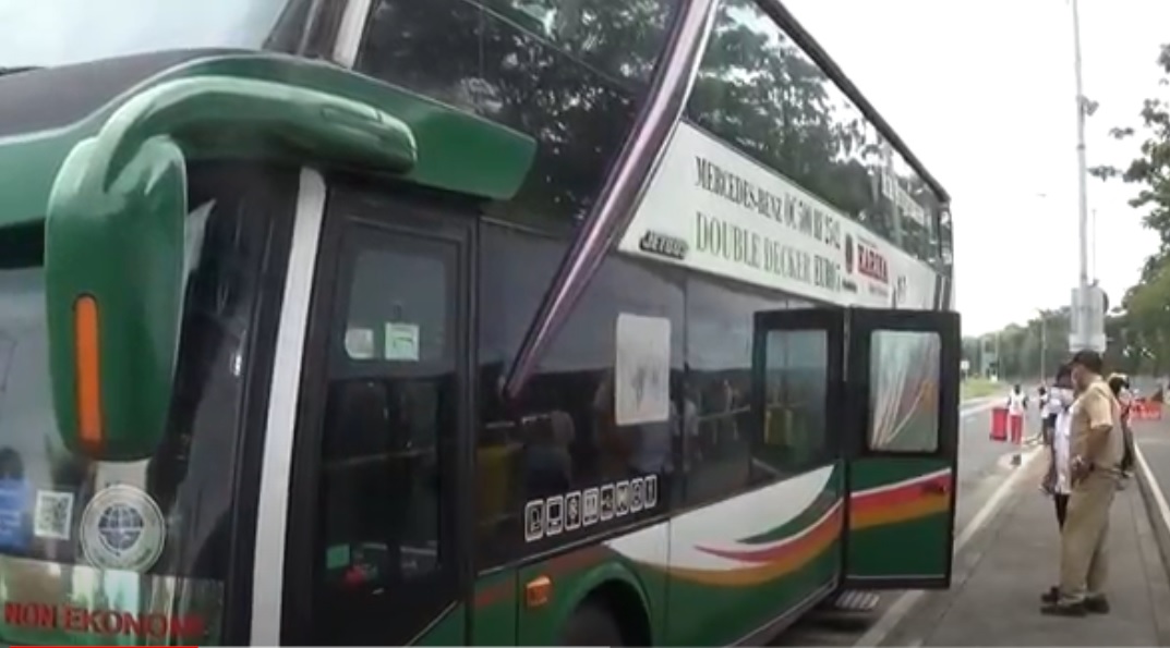 Bus AKAP tujuan Jakarta dan Bandung dihentikan di Pos Penyekatan Suramadu. (metrotv)