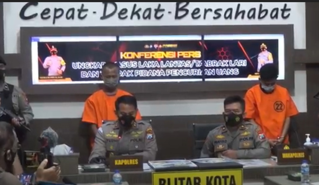 Kapolres Blitar Kota AKBP  Yudhi Heri Setiawan merilis kasus pencurian modus tukar ATM. (metrotv) 