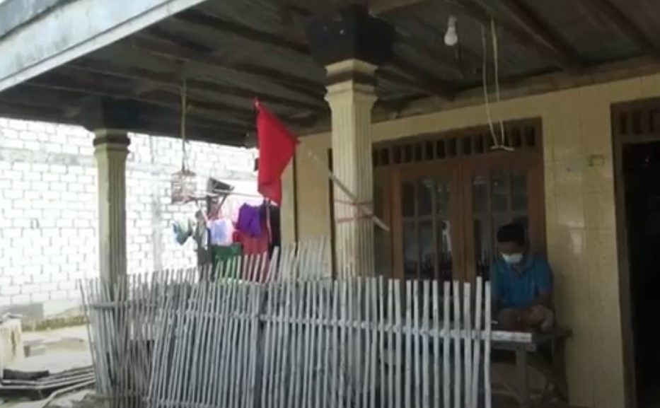 Tim Satgas juga memasang bendera merah di setiap rumah warga yang sedang menjalani isolasi mandiri. (metrotv) 